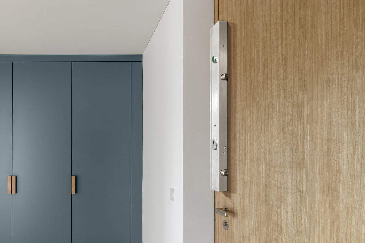 Serrure haute sécurité en applique pour renforcement de porte